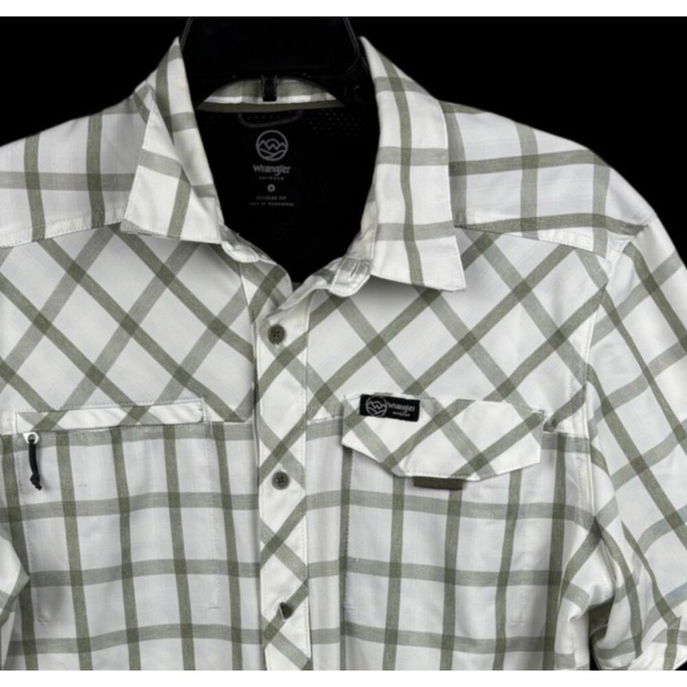 Wrangler outdoor men’s medium button front shirt pockets zip pocket green white